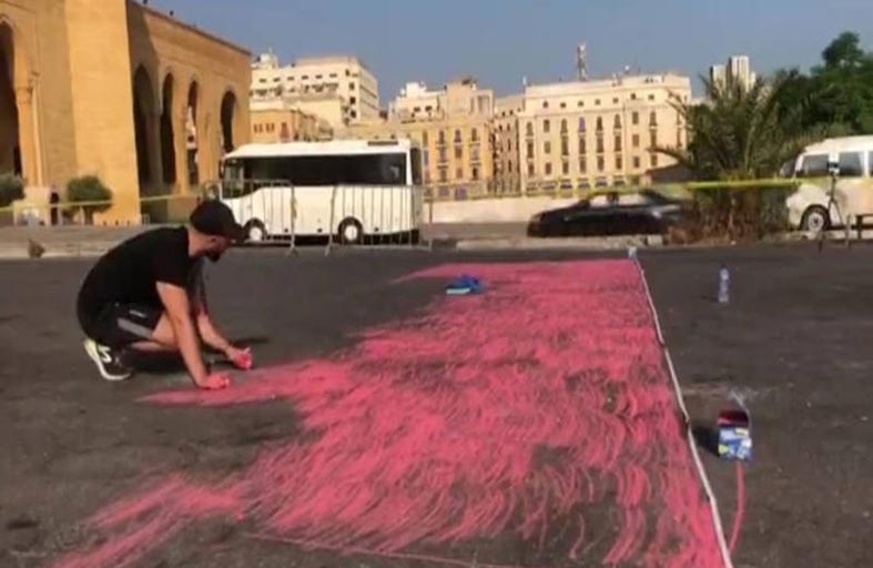 يرسم بالطبشور أكبر علم لبناني 