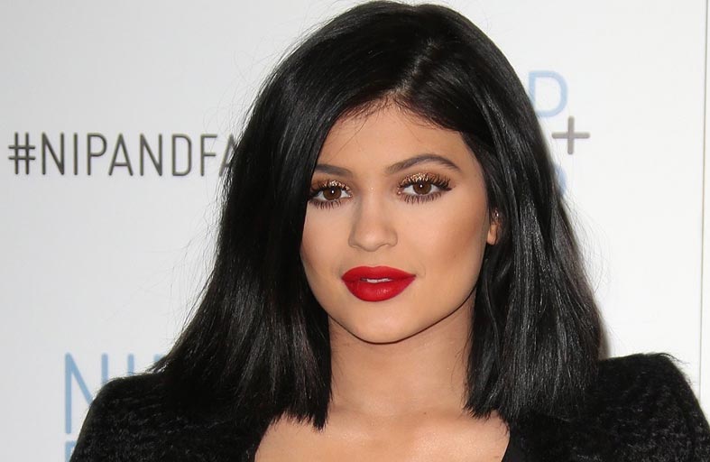 كايلي جينر تشارك الجمهور صوراً من طفولتها