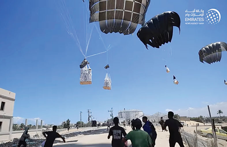 الإمارات تنفذ الإنزال الجوي للمساعدات الـ63 ضمن عملية طيور الخير وتُدخل 32 شاحنة غذائية إلى غزة 