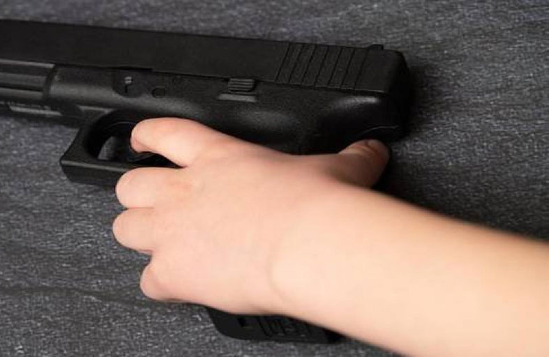 رضيع يتجول بمسدس محشو ويسحب الزناد 