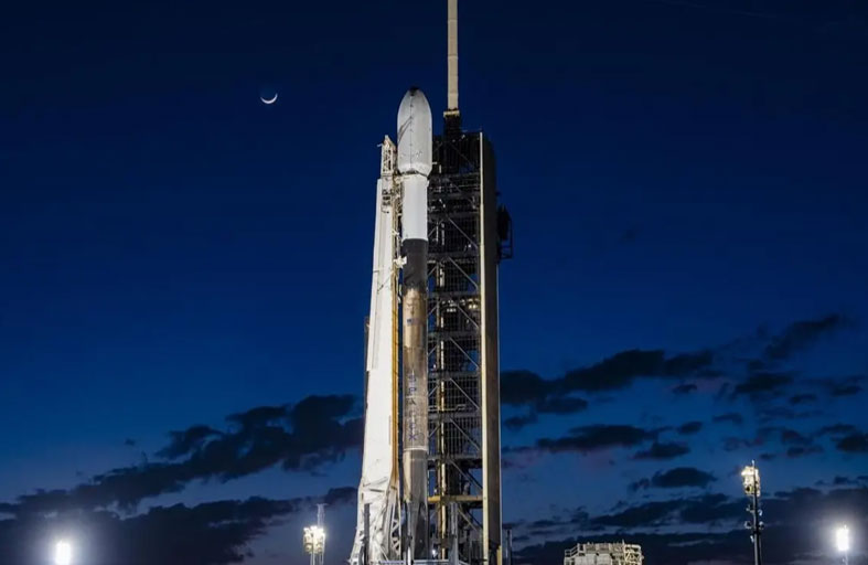 إقلاع صاروخ يحمل «مركبة خاصة» للهبوط على القمر