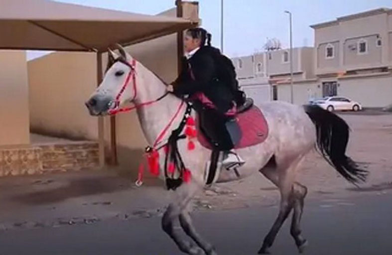 طفلة تمتطي الحصان إلى مدرستها