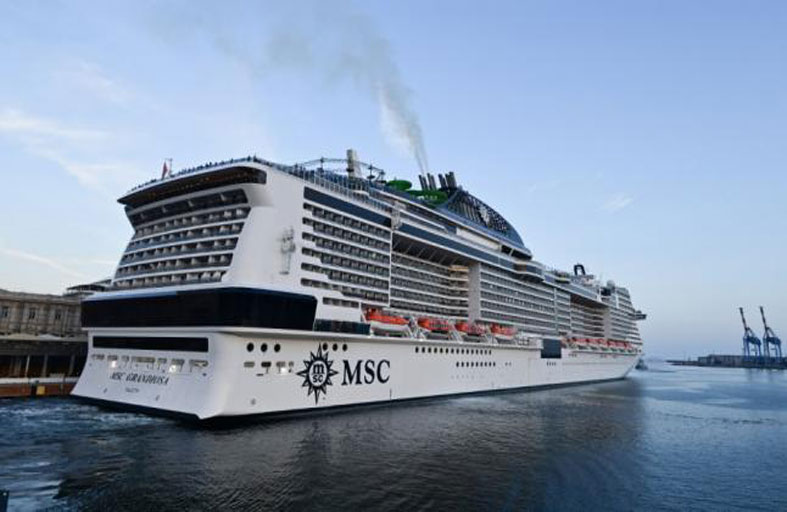 أول سفينة سياحية كبيرة في رحلة إلى المتوسط 