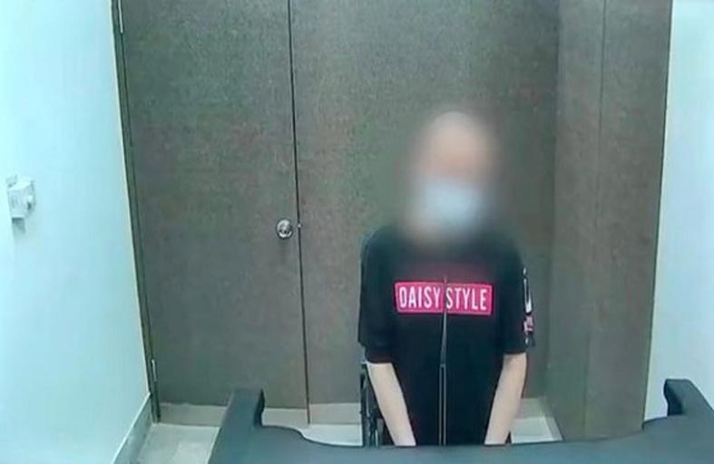 يحتفظ بجثة والدته ليحصل على راتبها