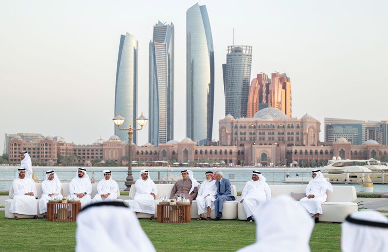 منصور بن زايد يشارك السلك القضائي مأدبة الإفطار الرمضاني 