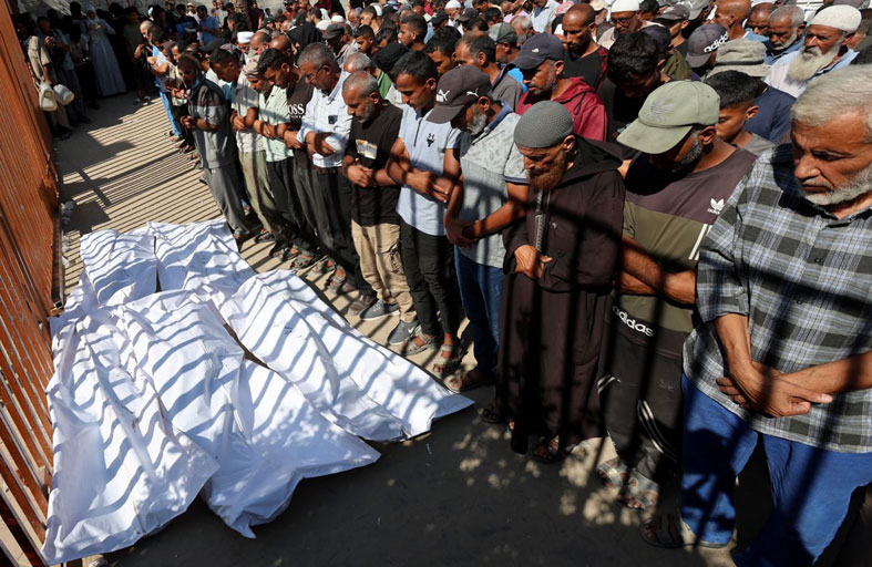 استشهاد 13 فلسطينيا بنيران إسرائيلية ووفاة طفلة جوعا في غزة