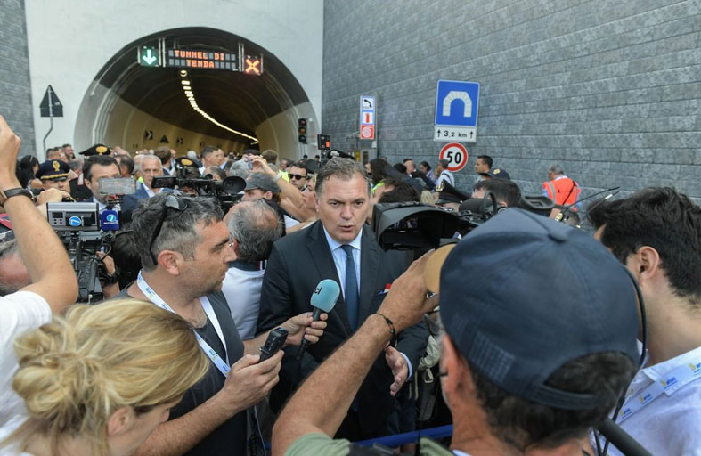 وزير النقل الفرنسي ينتقد إضراب مراقبي الحركة الجوية ويصفه بـ «غير المقبول»