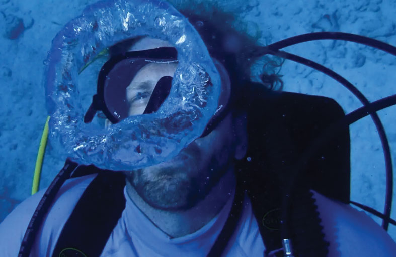 بروفيسور يعيش 100 يوم تحت الماء 