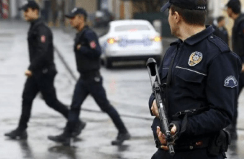 مقتل شرطي بنيران صديقه