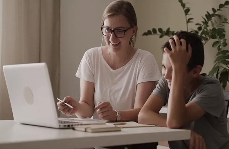 دراسة: عمل الأم في المنزل يعادل وظيفة بدوام كامل