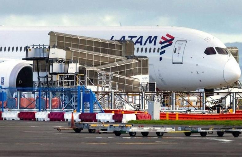 طفل يؤخر إقلاع طائرة لرفضه ربط الحزام !