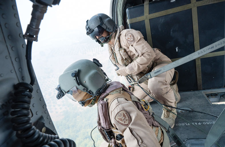 فريق الإنقاذ الإماراتي يواصل عمليات إطفاء حرائق الغابات في ألبانيا