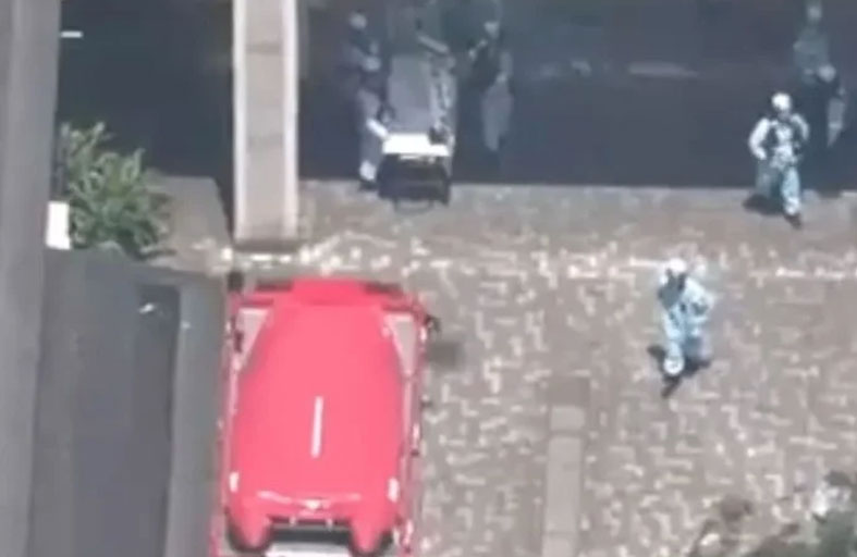 طالب يتسبب في نقل معلم و17 زميلاً إلى المستشفى