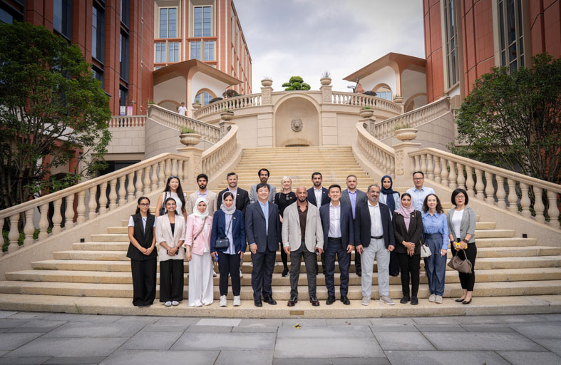 عبدالله آل حامد يزور مركز الأبحاث والتطوير التابع لشركة هواوي في شنغهاي