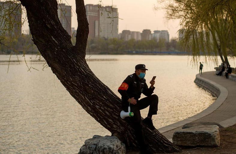 الصين تتهم الأمريكان بالوقوف وراء الوباء...!