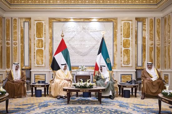 أمير الكويت ومنصور بن زايد يبحثان العلاقات الأخوية وتعزيز التعاون المشترك 