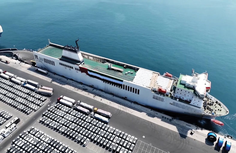 عمليات تحميل المساعدات على سفينة الإمارات الإنسانية تتواصل استعدادا للتوجه لقطاع غزة