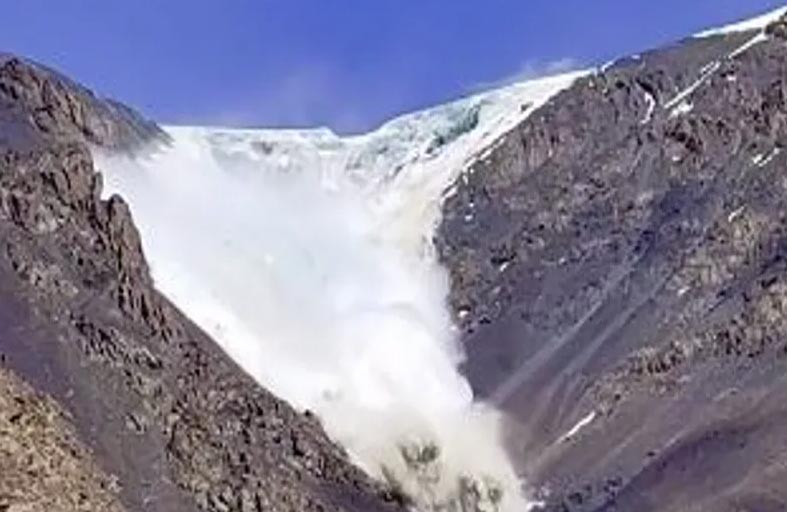 نجوا بأعجوبة من النهر الجليدي