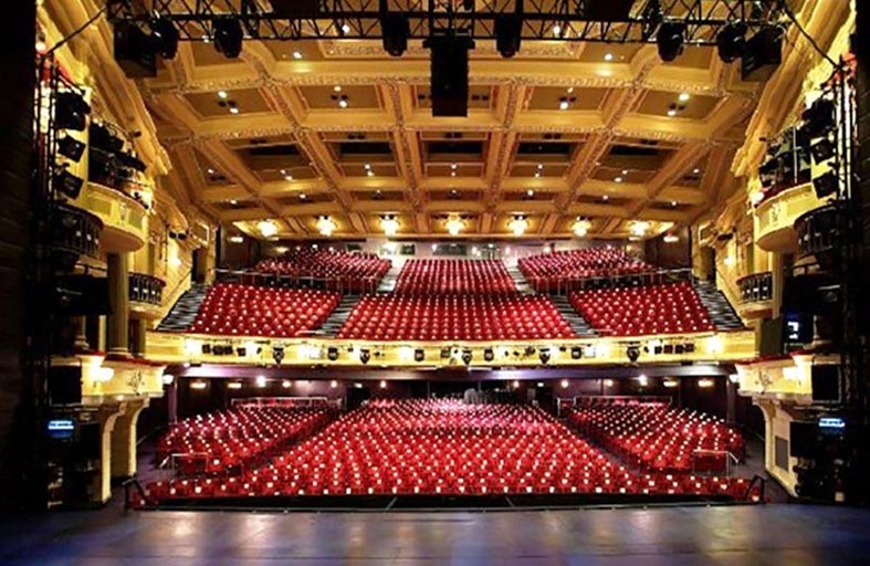 العروض تعود إلى المسارح البريطانية