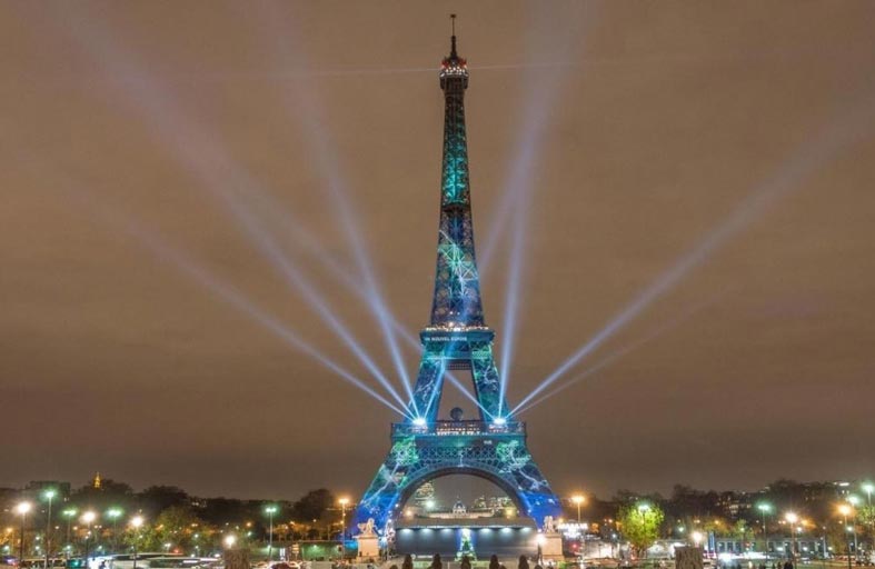 إضاءة برج إيفل بكهرباء من هيدروجين متجدد