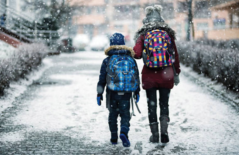 في عز الشتاء.. طلبة يقاسون البرد من أجل تحية المعلمين 