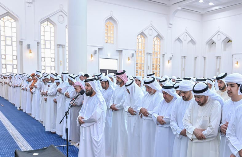 ولي عهد عجمان يؤدي صلاة الجنازة على جثمان شماء عبدالله سعيد البدواوي