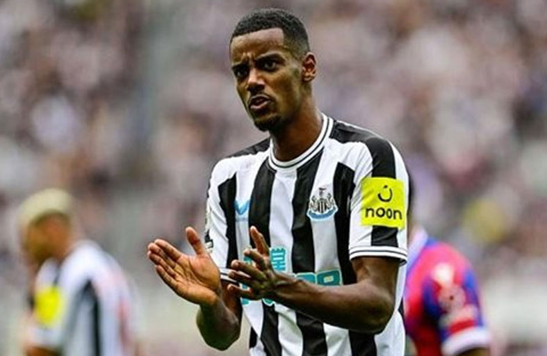 نيوكاسل يرفض عرضاً ضخماً من ليفربول لضم إيزاك