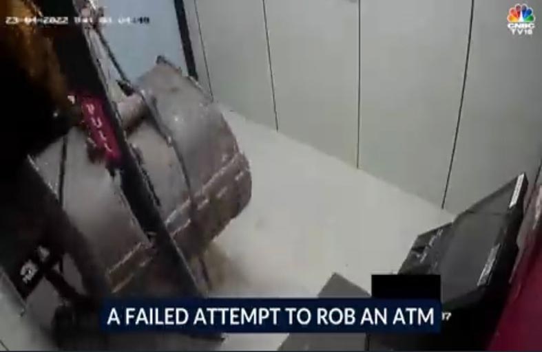 سرقوا آلة صراف فعلقوا في حفرة عميقة 