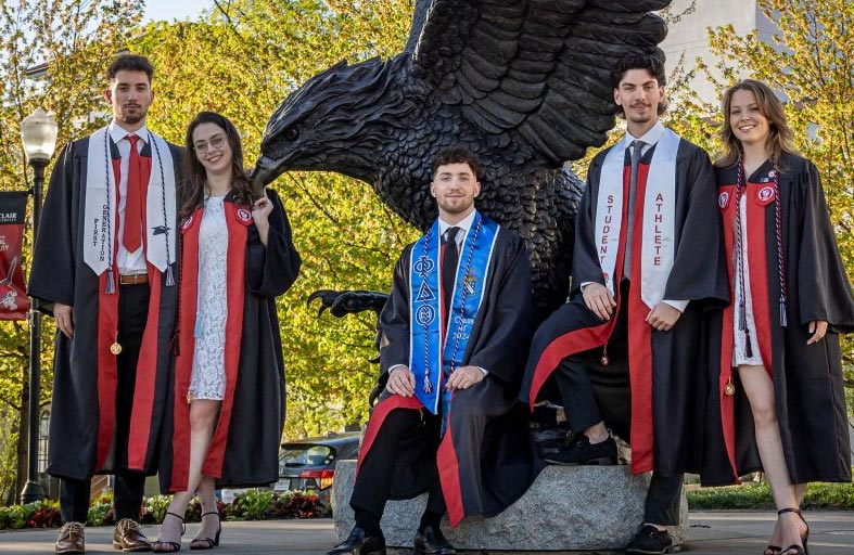 5 توائم ينجحون بالتخرج من الجامعة نفسها وبالوقت نفسه 