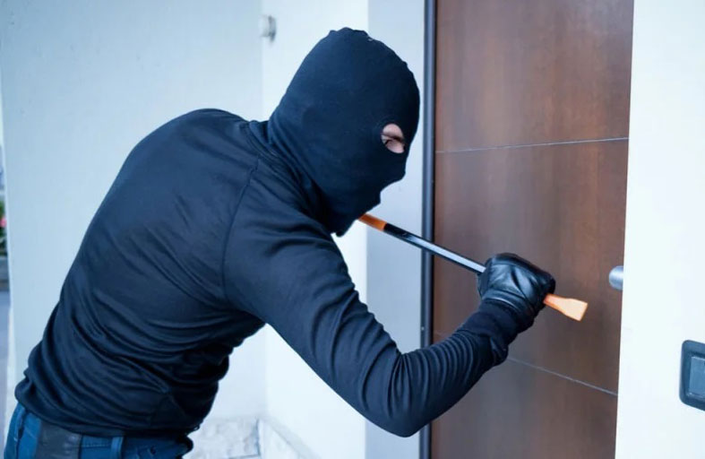 لص يسرق مدخرات امرأة