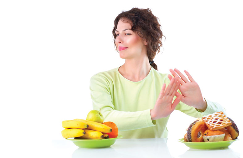 خبيرة تغذية تكشف خطورة التخلي تماما عن تناول الحلويات