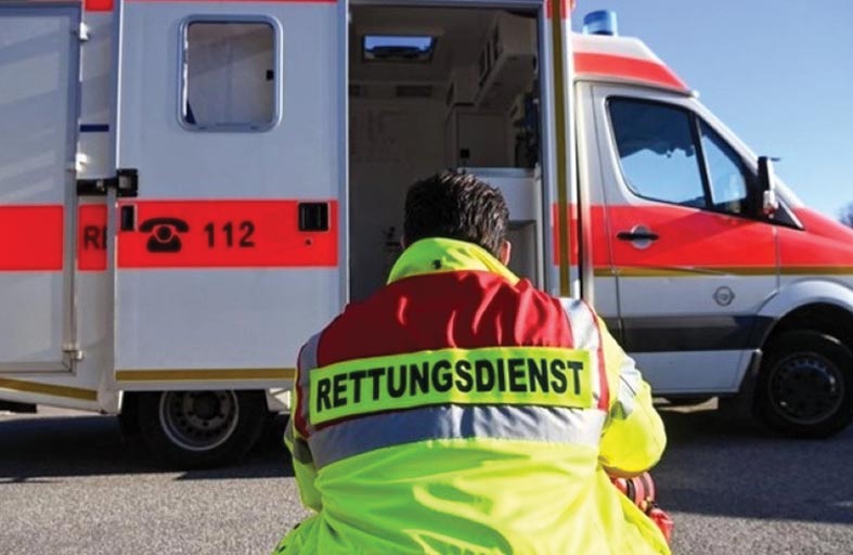 يصدم مسعفاً منعه من المرور