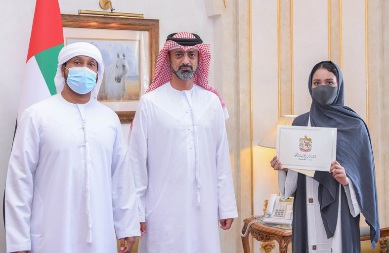 عمار النعيمي يكرم شيخة الهاشمي الأولى على مستوى الدولة مدارس خاصة 