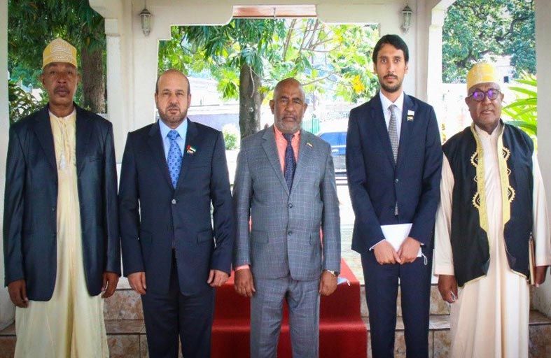 رئيس القمر المتحدة يستقبل سفير الإمارات 