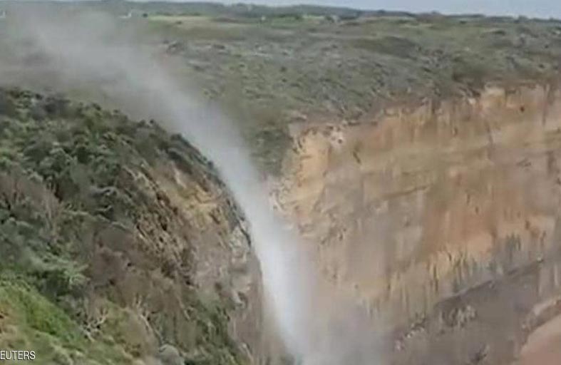 مياه الشلال تتجه إلى الأعلى