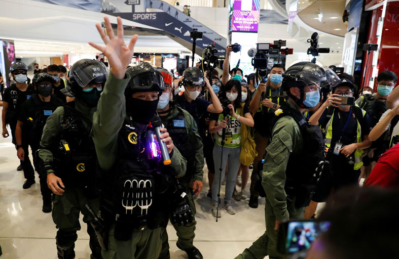 هونج كونج تأمر بوضع الكمامات في الأماكن العامة 