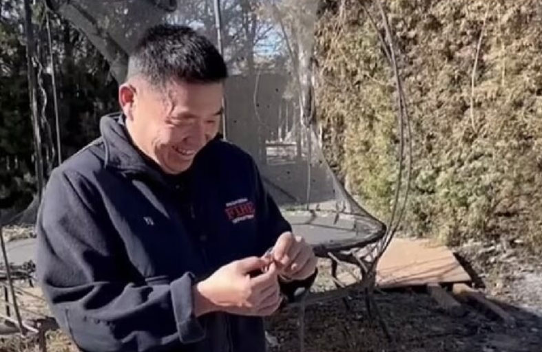 يعثر على مفاجأة في رماد منزله المحترق