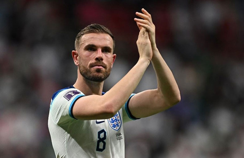 هندرسون «رجل الظل» يكسب احترام «الأسود الثلاثة» 