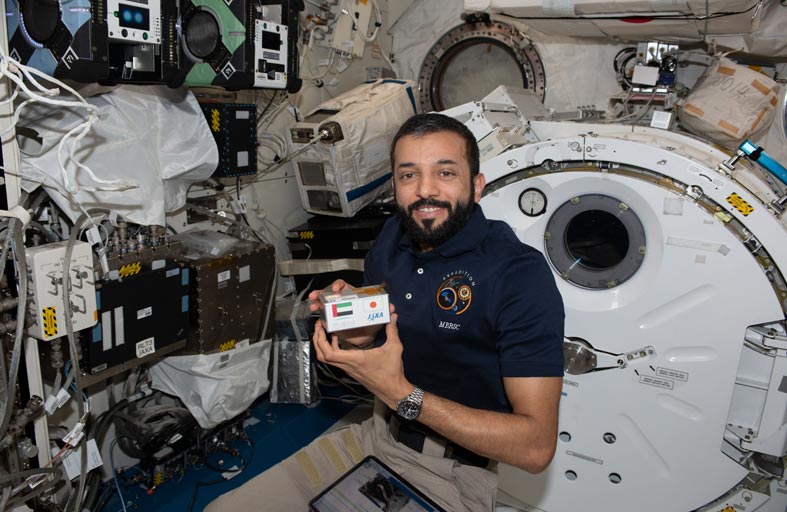 إنجاز مهم لسلطان النيادي في إنتاج بلورات البروتينات الخاصة بأجسام مضادة على متن محطة الفضاء الدولية