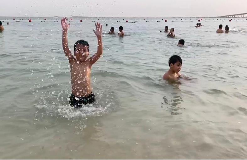 شرطة أبوظبي تحذر من مخاطر ترك الأطفال دون رقابة على الشواطئ 