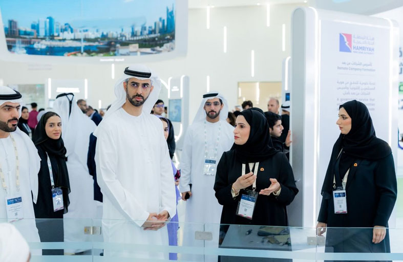 وزراء ومسؤولون حكوميون يزورون جناح الشارقة في جيتكس