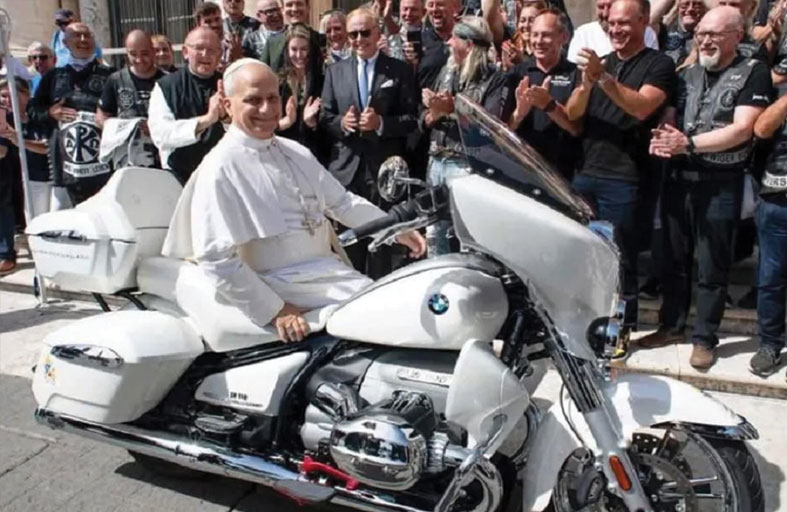 دراجة نارية تحمل توقيع بابا الفاتيكان للبيع