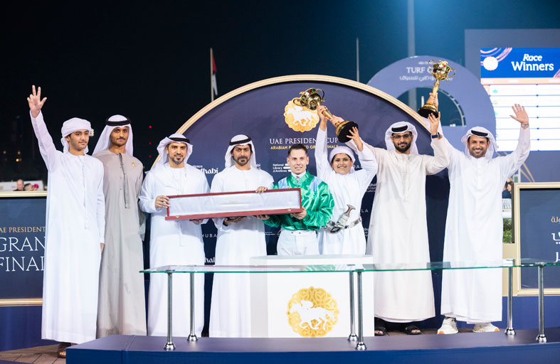 خليفة بن طحنون بن محمد يشهد ختام النسخة الـ 33 من كأس صاحب السموّ رئيس الدولة للخيول العربية الأصيلة 