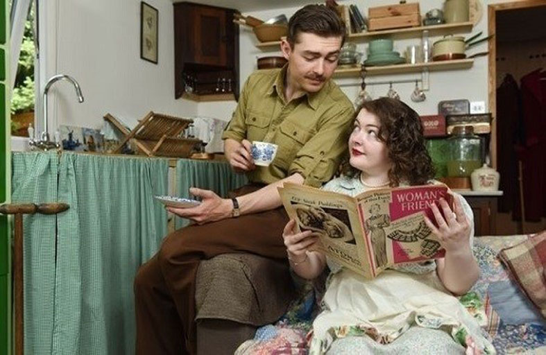 يعيشان كأنهما في ثلاثينيات القرن العشرين