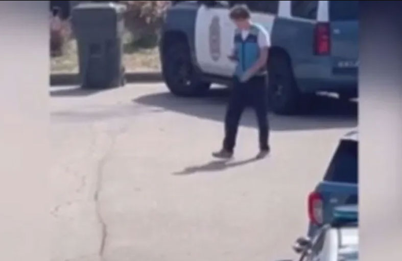 عامل توصيل سلّم الشحنة وسط مواجهة مسلحة 