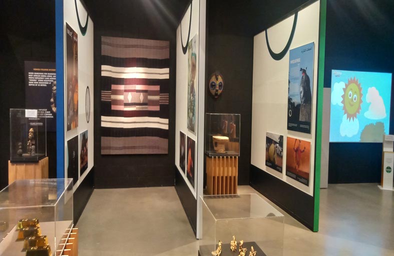 جناح سيراليون يعرض مقتنيات لرموز بشرية من الحجر والخشب منها الرجل القارئ في أكسبو 2020 