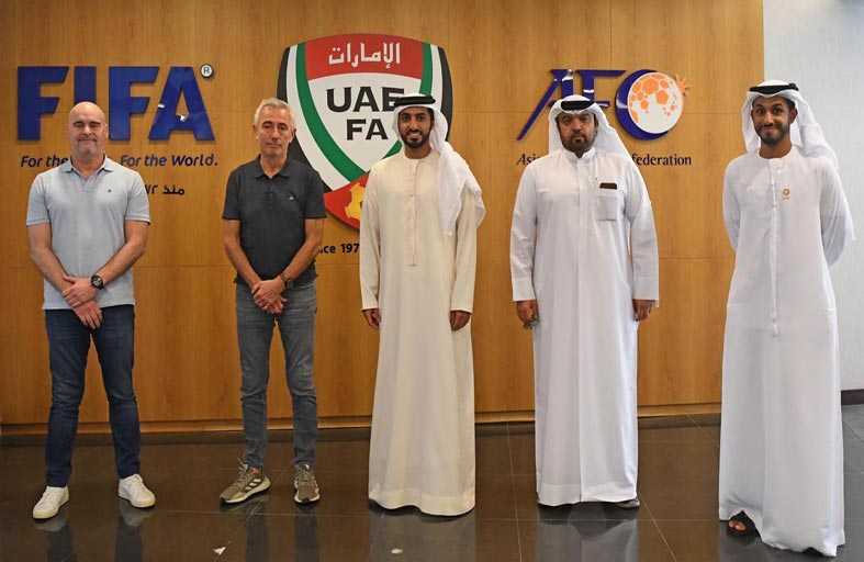 راشد بن حميد يلتقي مدرب المنتخب الوطني فان مارفيك