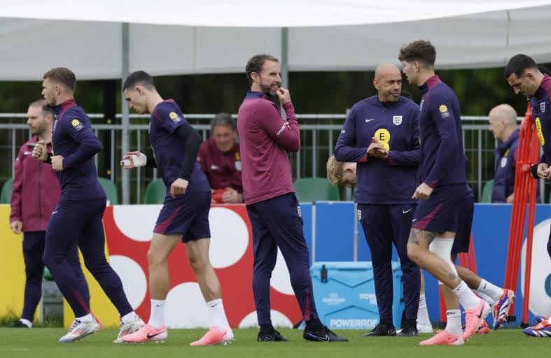 إنكلترا تسعى لترويض سويسرا.. وهولندا لتفادي مفاجأة تركية 