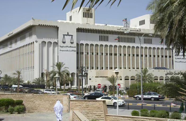 يتقاضى راتبه رغم تركه العمل منذ 15 عاماً