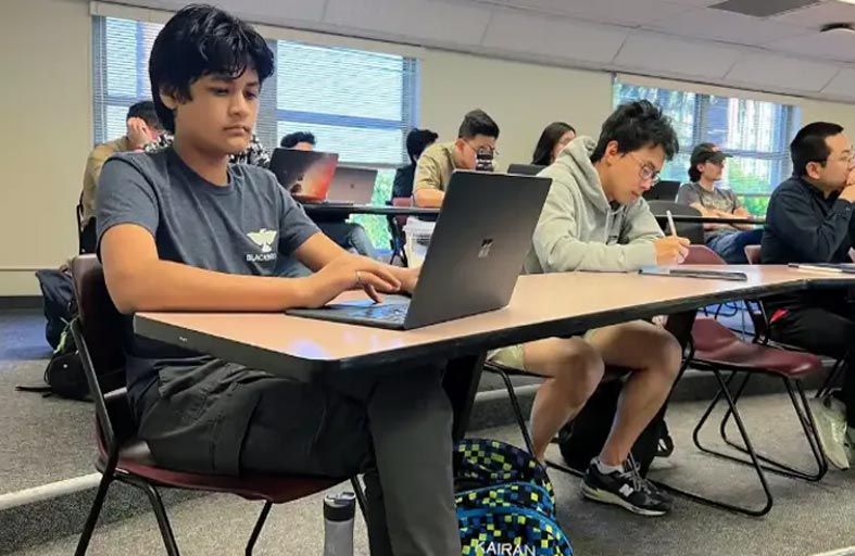 الطفل النابغة.. سيتخرج في عامه الـ14 